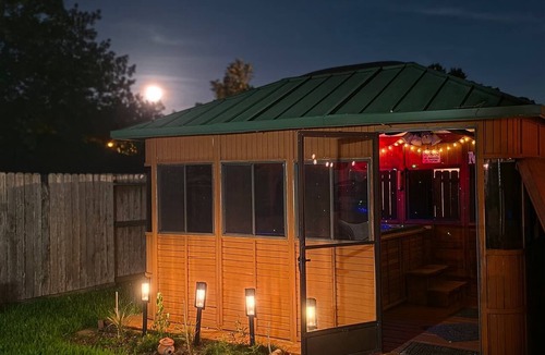 Atascocita House | Maple House Summer Backyard retreat W/Hot Tub, Near IAH