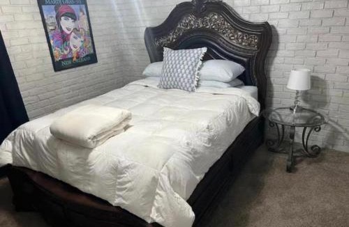Beauregard Town Historic District Apartment | Mardi Gras Central one Block from River Center