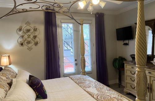 Abbeville House | Mardi Gras Suite at NOLA Rendezvous, waterfront