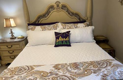 Abbeville House | Mardi Gras Suite at NOLA Rendezvous, waterfront