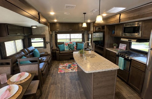 Port Bolivar House | Margaritaville Themed Gated RV on the Canal – Beach Across the Street -Retreat !