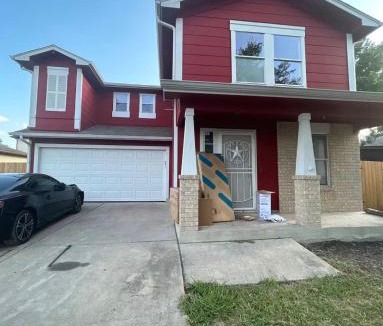 Stoney Ridge House | Master Bedroom w own bathroom near Austin airport