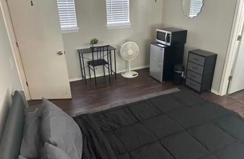 Stoney Ridge House | Master Bedroom w own bathroom near Austin airport