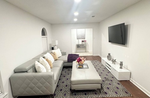 Shenandoah House | Mauve Opulence w/King bed