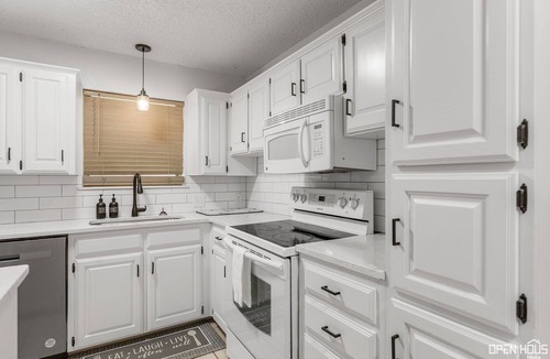 Wichita Falls House | Meadowcliff Retreat! Charming 3-bedroom house in Wichita Falls with AC, WiFi