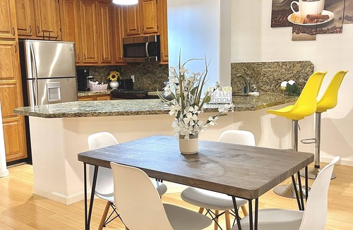 Texas Medical Center Apartment | Med 2BDR 2Bth 2 KgBD NRG DT Zoo Galleria Pool 4KTV