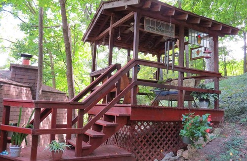 Eureka Springs Historic District Hotel | MEMORIES SUITE, FIREPLACE, GARDEN. ONLY HOTEL WITH PARKING IN DOWNTOWN