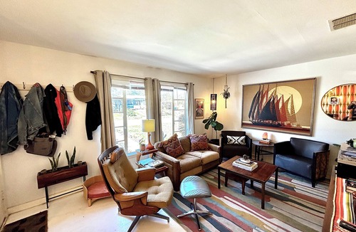 Willshire Terrace House | Mid century bungalow mins to Pearl, dt, airport