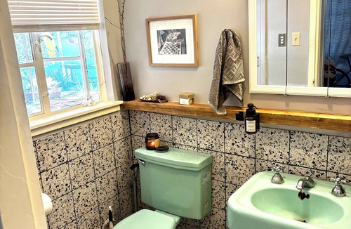 Willshire Terrace House | Mid century bungalow mins to Pearl, dt, airport