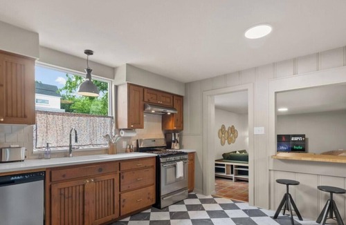 Clarksville House | Mid-Century Tarrytown Magic - Cowboy Pool + Game Lounge - Walk to Coffee & Tacos