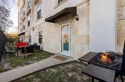 Midtown Condo | Midtown Retreat - Fire Pit & Grill Luxury Family Retreat - Double King Beds