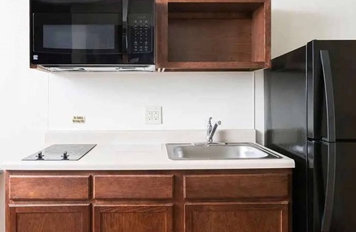 Lafayette Hotel | Minutes from the Airport + Queen w/Kitchen