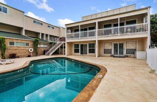Riverside Apartment | Minutes to ACL Downtown Retreat - Pool & Lake Access
