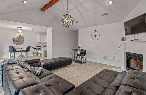 South Baton Rouge House | MIRKWOOD- Level Up Your Stay 3/2 House with Arcade in the heart of Baton Rouge