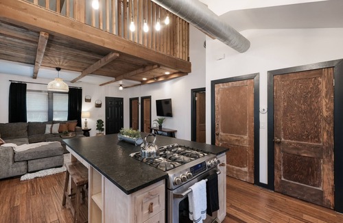 Tobin Hill House | Mistletoe - Near Downtown, Nitelife, Pearl, R Walk