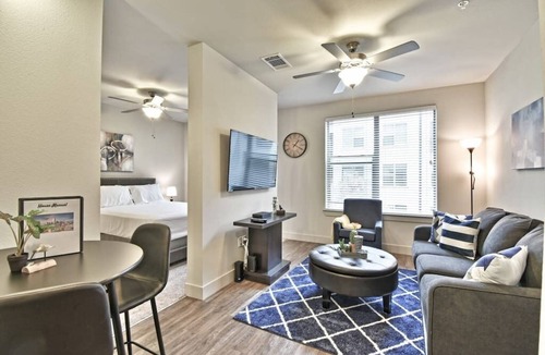 Knox - Henderson Apartment | Modern 1 Bedroom Apartment + Garage Parking