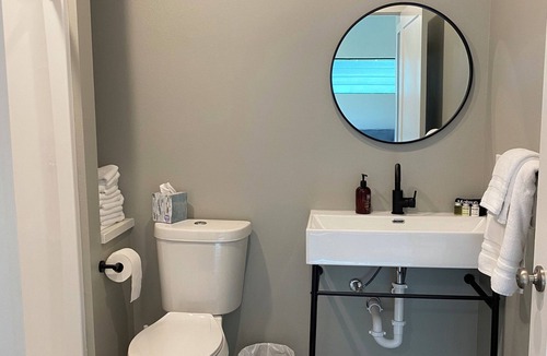 Mount Vernon Cottage | Modern 1-bedroom cottage in historic downtown Mount Vernon.