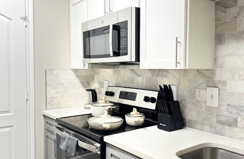 Egypt Apartment | Modern 1BR Free Parking, Pool & Gym Near Woodlands