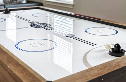 Cloverleaf House | Modern 3 Bedroom with 85" TV, Air Hockey, BBQ, Ping Pong, Foosball & More