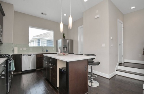East Downtown Houston House | Modern 3 BR 4 BA! ♨️Hot Tub along with Putting Green ♨️ EaDo Houston
