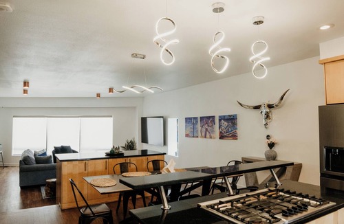 Deep Ellum Condo | Modern 3BR Condo with Rooftop View Near Deep Ellum & Fair Park