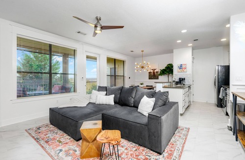 Leander Condo | Modern 3BR Lakeview Villa @ The Hollows Resort