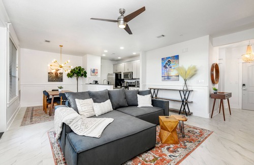 Leander Condo | Modern 3BR Lakeview Villa @ The Hollows Resort