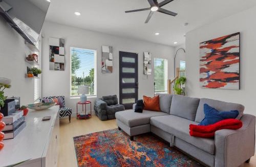 Southeast Houston Villa | Modern 3BR Oasis- 10 Mins to Med Center & NRG, 12 Mins to Downtown