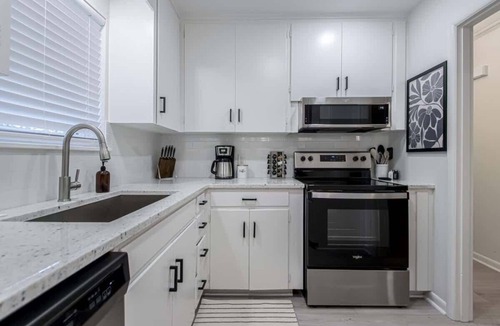 Briarwood House | Modern 4-Bedroom Home in Little Rock