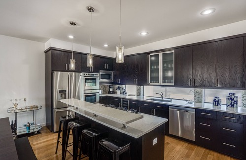 Deep Ellum House | Modern 4 Story Townhome -5 minutes walk to Deep Ellum & Fair Park!