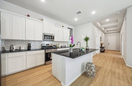 Friendswood House | Modern 4BR 3BA Home, Minutes to NASA, Downtown & Galveston
