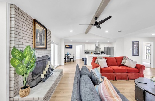 Garland House | Modern 4BR Home 8 Beds 10 Guests Family Stay