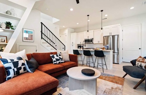 MLK House | Modern 4BR House in Trendy East ATX w/Hot Tub! Near All Austin Hot Spots!