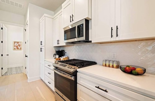MLK House | Modern 4BR House in Trendy East ATX w/Hot Tub! Near All Austin Hot Spots!