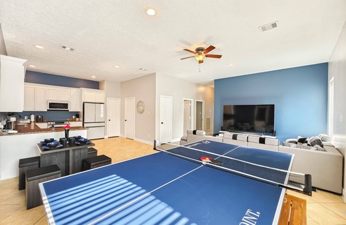 Cloverleaf House | Modern 6 Bedroom House with Tons of Games, BBQ, 2 85" TVs and Surround Sound!