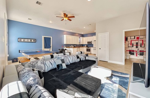 Cloverleaf House | Modern 6 Bedroom House with Tons of Games, BBQ, 2 85" TVs and Surround Sound!