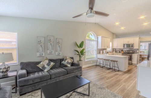 Lindfields House | Modern and Updated - Family Friendly Pool Villa Minutes to Disney.