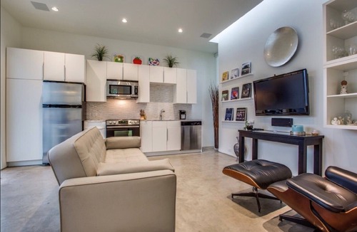 Old East Dallas Apartment | Modern Apartment, Big Dog Friendly, Uptown, City Place, Fitzhugh, Knox-Henderson