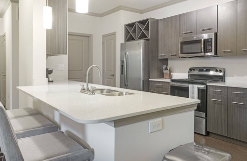 Wetmore Apartment | Modern Apartment in Prime Location (ID9376X25)