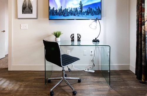 Knox - Henderson Apartment | Modern Apt|Free Parking|Gym|King Bed