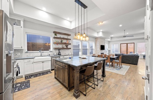 Old East Dallas House | Modern Biz-Friendly Duplex mins to DT/Convention Center W/Ping Pong & More!