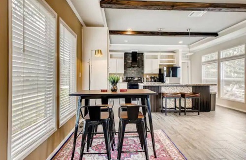 Dripping Springs Cabin | Modern Cabin- 8 acres Ranch - near Venues & Breweries