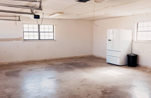 Saint Jo House | Modern Colorful 3 Bedroom Retreat a block off the Square in Saint Jo