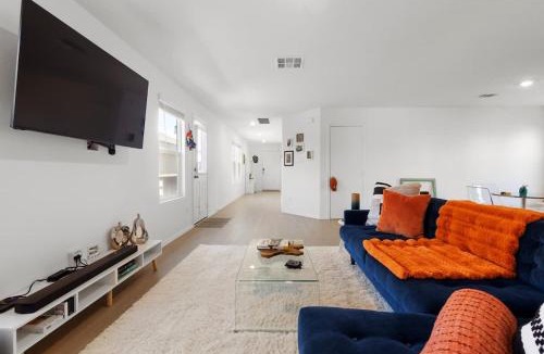 Buda House | Modern Cozy Home - Gym - Quiet Street - Sleeps 4
