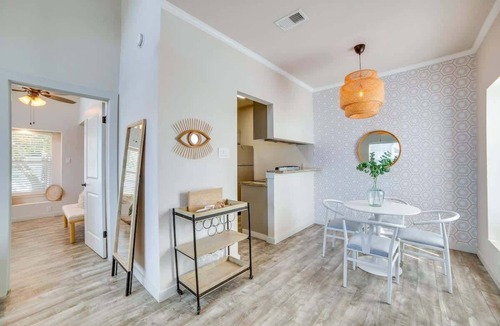 Lower Greenville Apartment | Modern Dallas Retreat
