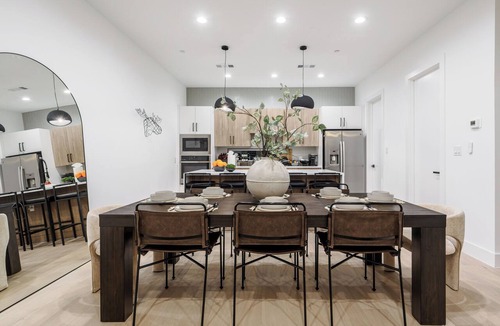 Oak Cliff House | Modern Dallas Townhome Skyline Rooftop Grill Garage Sleeps 12