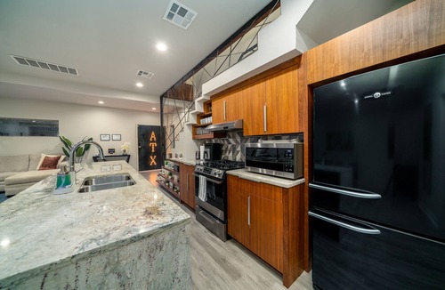 Holly House | Modern DT Retreat w/Hot Tub King Bed Fast Wi-Fi