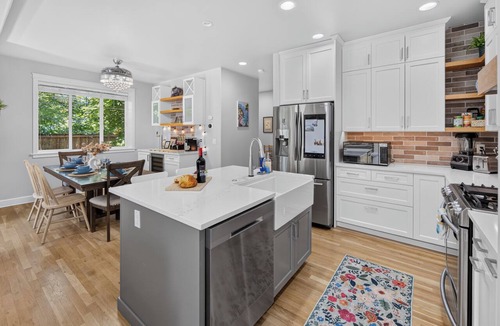Edmonds House | Modern Edmonds Escape: Spacious, 3BDRM, Fireplace
