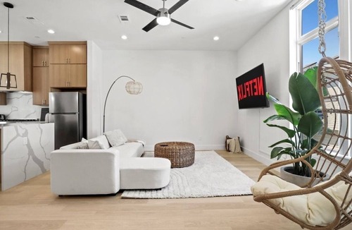 Old East Dallas House | Modern Escape with Private Rooftop & City Views