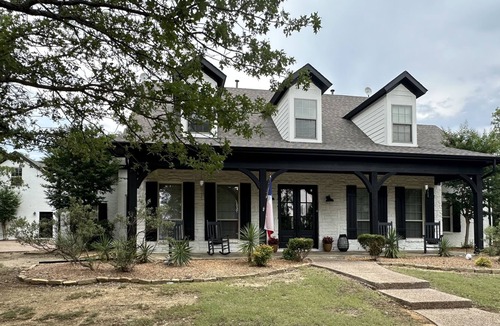 Bowie House | Modern Farmhouse for Large Family on 5 acres! Mins from Lake, Ponds & Kayaking